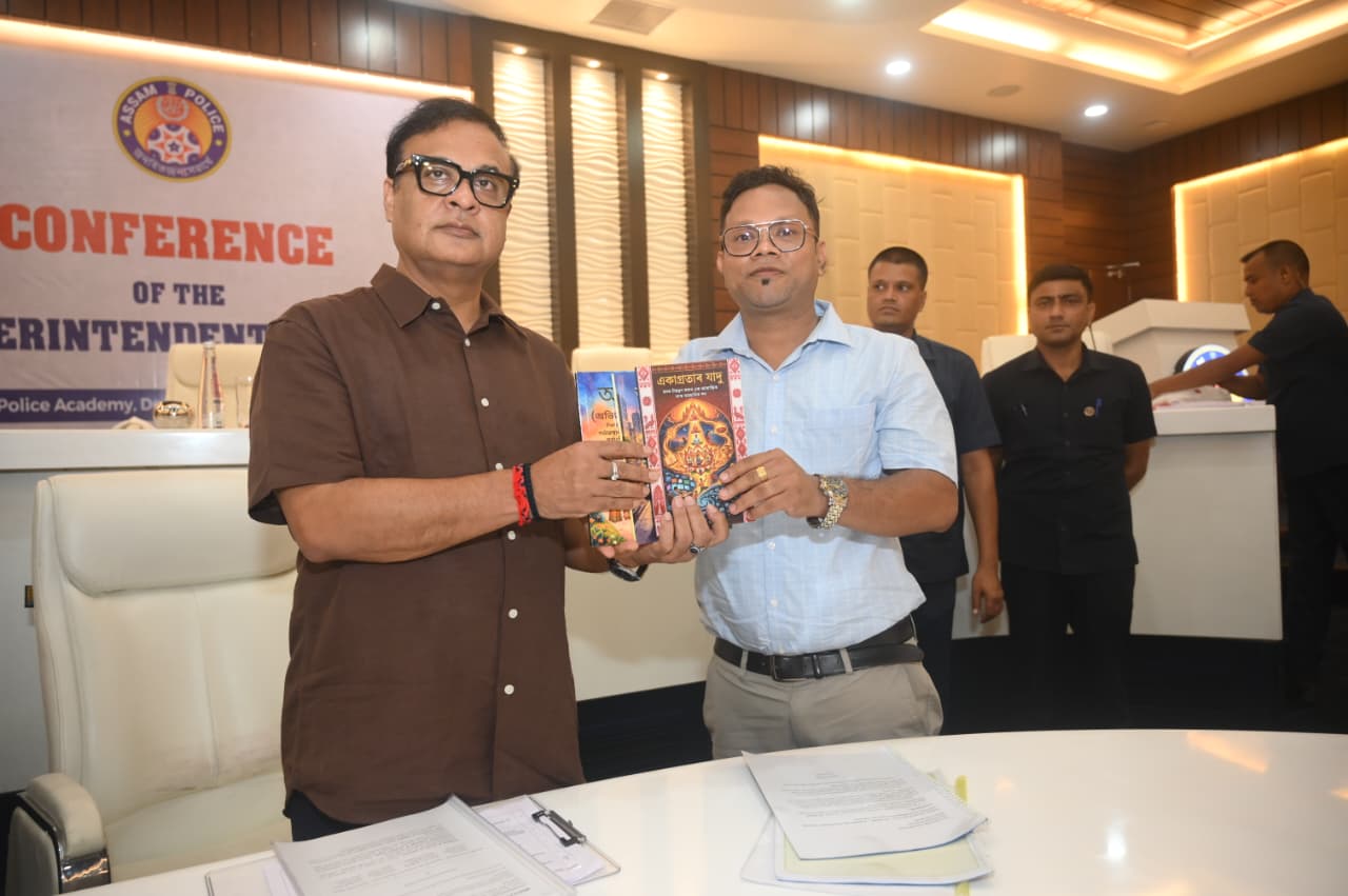 Pranab Bora presenting books to Assam CM Dr. Himanta Biswa Sarma